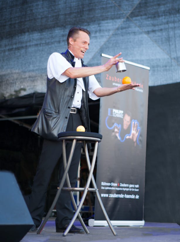 Der Zauberer in Nürnberg - Philipp Schwarz - Zaubernde Hände - Bühnen-Show