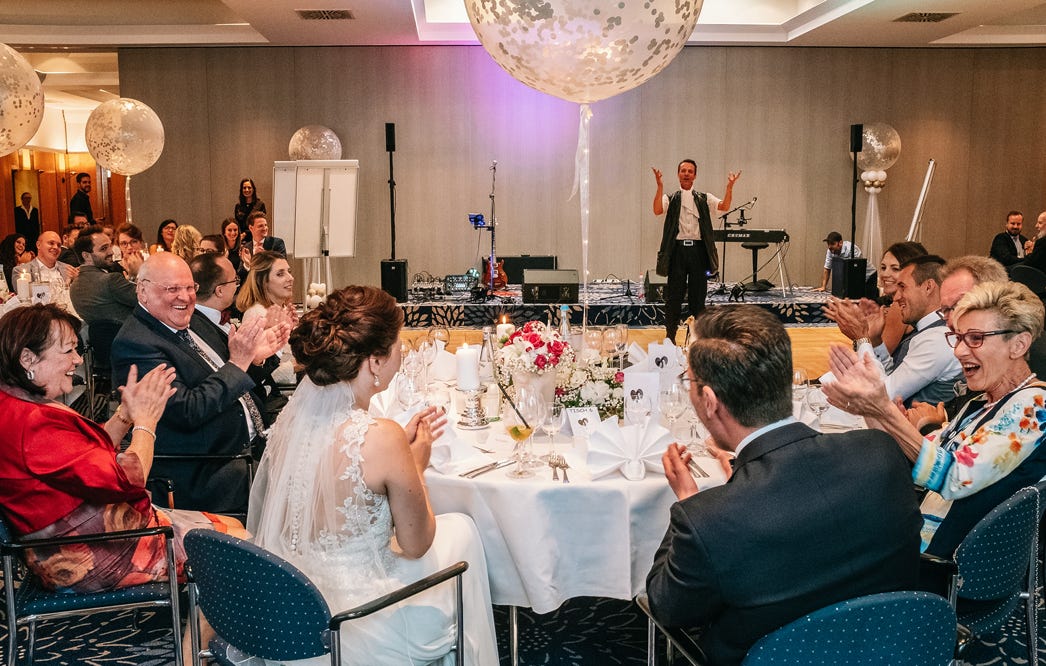 Ein Gedanke wird empfangen und die Zuschauerin ist mit einem Lächeln erstaunt.